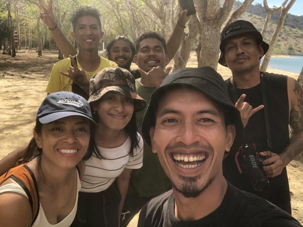 Komodoku One Love Homestay And Tour Лабуан-Бахо Экстерьер фото
