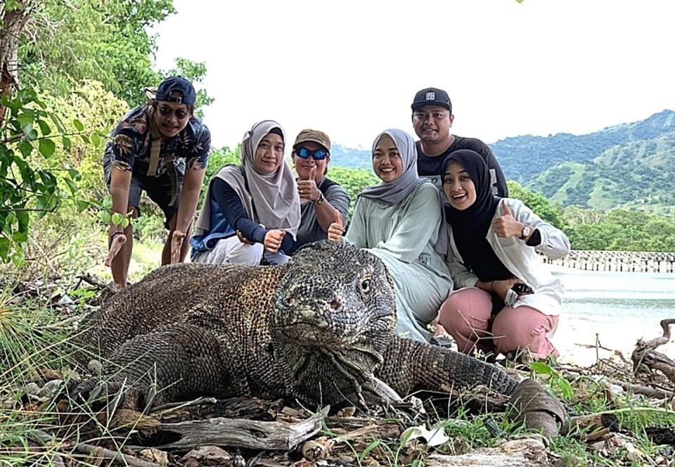 Komodoku One Love Homestay And Tour Лабуан-Бахо Экстерьер фото